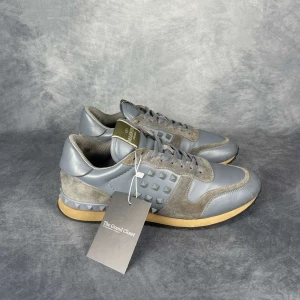 Valentino Rockrunner - Skick: 9/10. | Ingår: Bara skorna. | Nypris: +- 7000 SEK. | Givetvis äkta. | Mer hittar du på www.thegrandcloset.com.