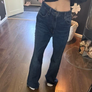 Levi's 70s High Flare jeans blå - Snygga Levi's 70s High Flare jeans i mörkblå denim med hög midja och utsvängda ben. Jeansen är alldeles för stora för mig så bilden blir inte helt perfekt för att visa hur dom ser ut. Byxorna är i storlek 29 och köpta på pondus för 1300kr. Kom privat för intresse eller frågor.