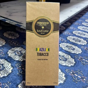 Brazilian Tobacco Extrait Parfum 100ml - Unisex parfym med modern vibe från Ibraheem Al Qurashi. Volym: 100 ml. Ingredienser: alkohol, vatten, parfym, geraniol, coumarin, linalool, limonene, citronellol m.fl. Tillverkad i KSA. Snygg och unik doftprofil som sticker ut.
