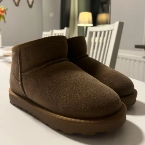 Bruna mockaboots med foder - Säljer mina sprillans nya Sofie Schnoor boots för att dom är för små. Dom är  aldrig använda men är super  mjuka och sköna. Prislappen sitter kvar på undersulan. Perfelt nu till vintern och hösten. Ordinarie pris 859kr