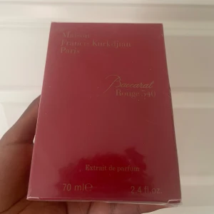 Baccarat Rouge 540 Extrait 70ml - Lyxig parfym från Maison Francis Kurkdjian, Baccarat Rouge 540 Extrait de Parfum. Volym: 70 ml. Tillverkad i Frankrike. Ingredienser: alkohol, parfym, vatten, etylhexyl metoxycinnamat, butyl metoxydibenzoylmethane, etylhexyl salicylat, BHT, limonene, benzyl benzoate, linalool, CI 19140, CI 14700. Nypris: 4100