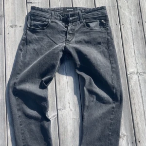 REPLAY JEANS - Säljer dessa riktigt feta svarta jeans från - Replay. Straight fit med en snygg fade och utan några defekter, passa alla tillfällen. Storlek 30/32, Nypris - 1200 kr