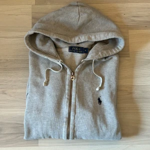 Grå Ralph lauren zip hoodie  - Grå Ralph lauren zip hoodie | Storlek - M | Skick - 9/10 - mycket bra | Inga defekter | Nypris - 2200kr | hör av er vid frågor eller funderingar 🙌