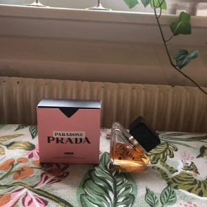 Prada Paradoxe Intense - Fruktig floral doft. Ca 2/3 av 30 ml