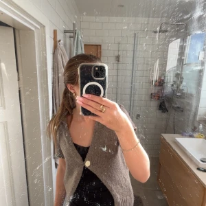 Stickad kortärmad kofta zara - Köpt för ca 1år sedan men användes ett fåtal gånger förra året