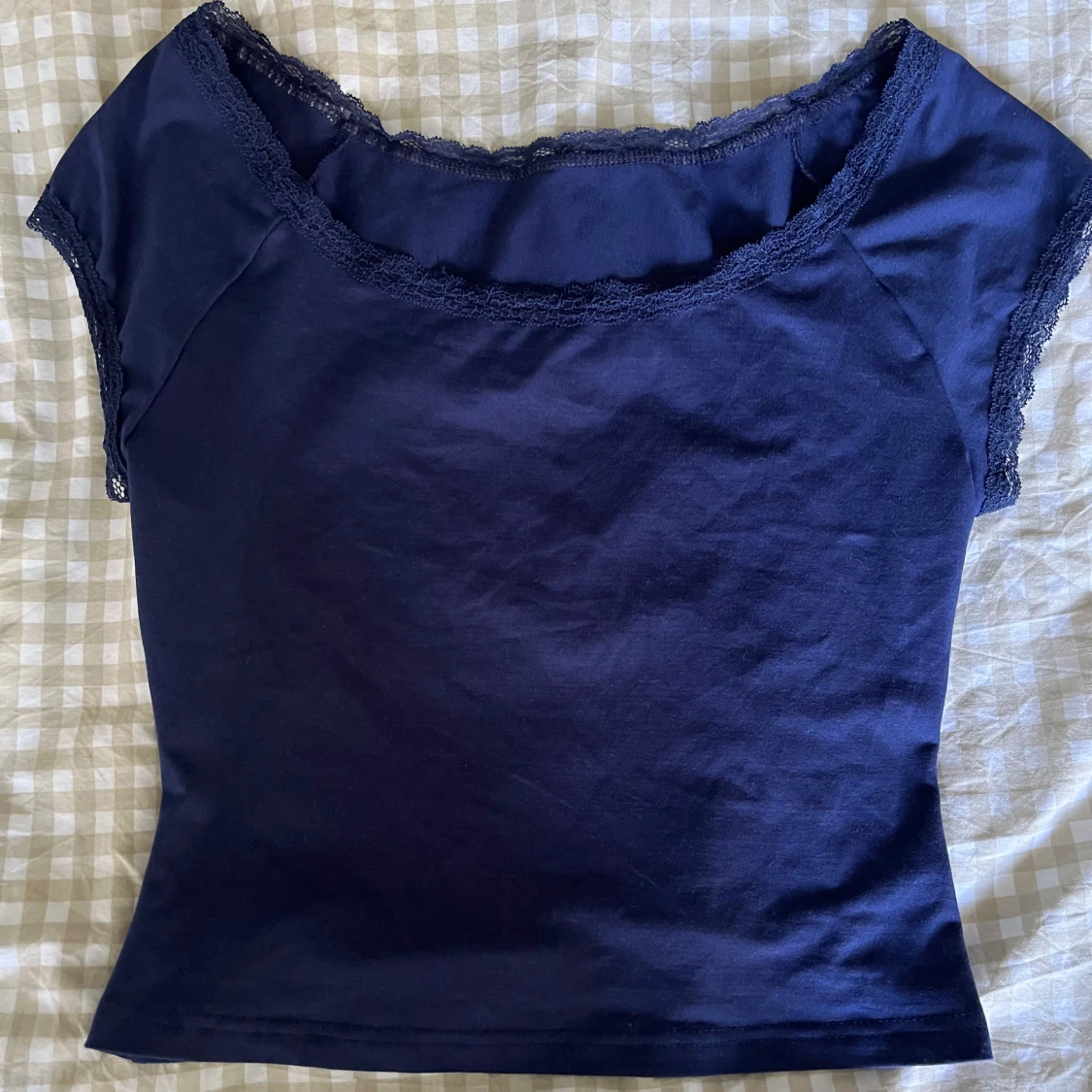 Mörkblå topp med spetsdetaljer