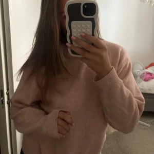 Ljusrosa stickad tröja - Supermysig ljusrosa stickad tröja med rund hals och långa ärmar. Tröjan har en relaxed fit och ribbade muddar vid ärmslut och nederkant. Perfekt för lager-på-lager och chill dagar🩷🩷🩷