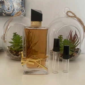 Libre Intense 5ml - Säljer 5ml (90kr) och 3ml (70kr) av goda YSL Libre Intense😋👌 Toppnoter: Mandarinessens, bergamottessens och lavendelessens från Frankrike. Hjärtnoter: Diva lavendelhjärta, arabisk jasmin absolut, levande orkidé-ackord, apelsinblomma absolut. Bottennoter: Vaniljextrakt från Madagaskar, vetiveressens, ackord av grå ambra, tonka absolut från Venezuela. Postar snabbt i vadderat kuvert!💌