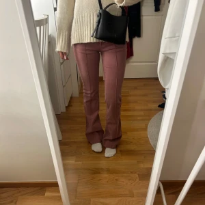 Rosa jeans!! - Jättefina jeans i en rosa färg, endast använd 1 gång och har inga defekter, vanliga fickor på baksidan!! Midjemått: 32cm, innerbenslängd: 79cm💕💕💕