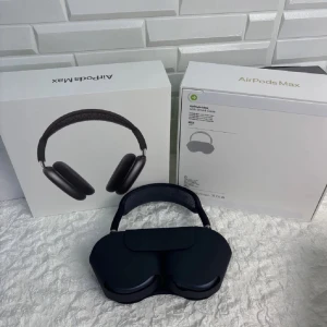 AirPods Max - AirPods Max Midnight Grey – helt oanvända, äkta & fortfarande i originalskick. Premiumhörlurar med aktiv brusreducering, Transparency Mode, rumsligt ljud och lyxig komfort. Stilren design och bästa ljudet från Apple. Pris kan diskuteras men inga skambud❗️