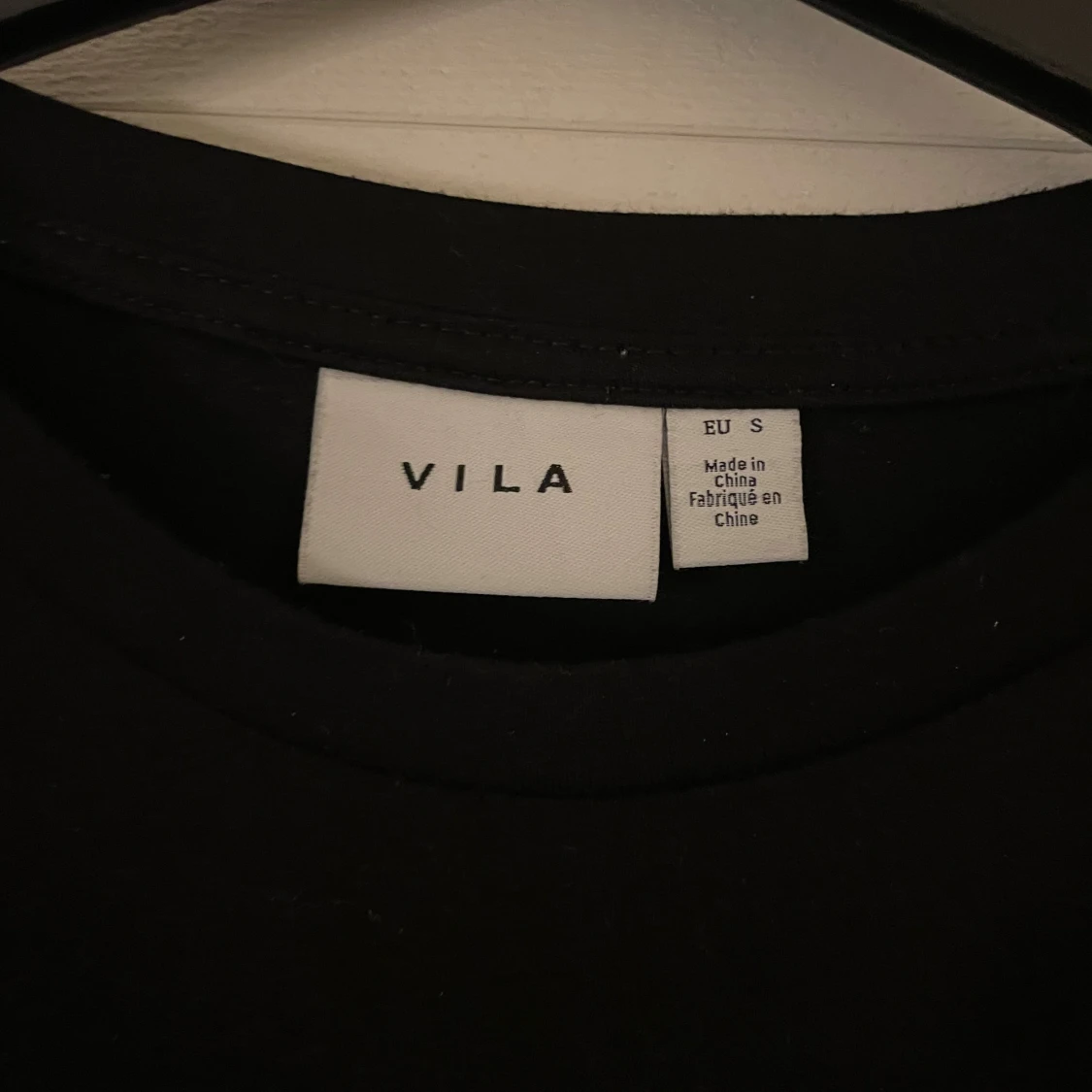 Svart topp med puffärmar från Vila - 1