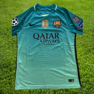 Neymar Jr - Barcelona 2016 - Nyskick/helt oanvänd Neymar Jr Barcelona tröja från 2016. Denna tröja släpptes året efter att de vann klubb VM, vilket är anledningen till att de fick ha just det trycket på bröstet. Väldigt fett! Tveka inte att höra av er för fler frågor och bilder!