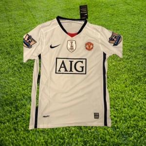 Ronaldo  - Helt oanvänd/nyskick Ronaldo bortatröja från säsongen 2008/2009 när han spelade i Manchester United. Det här året bar spelarna tröjan med en ”World Champions” patch efter deras Triumph i klubb VM! Tveka inte med att höra av er för mer information eller frågor!