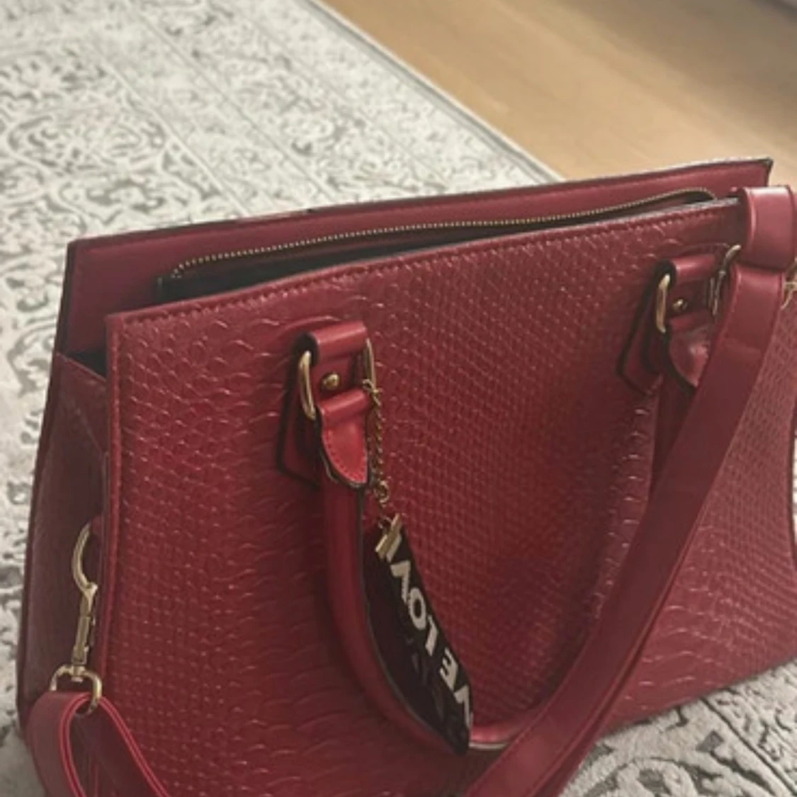 Röd handväska i skinnimitation - 1