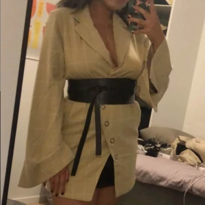 Kavajklänning  - Snygg kavajklänning/ kavaj/ festklänning enbart använd vid en tillställning! Skrynklig iom legat i en flyttlåda :) 