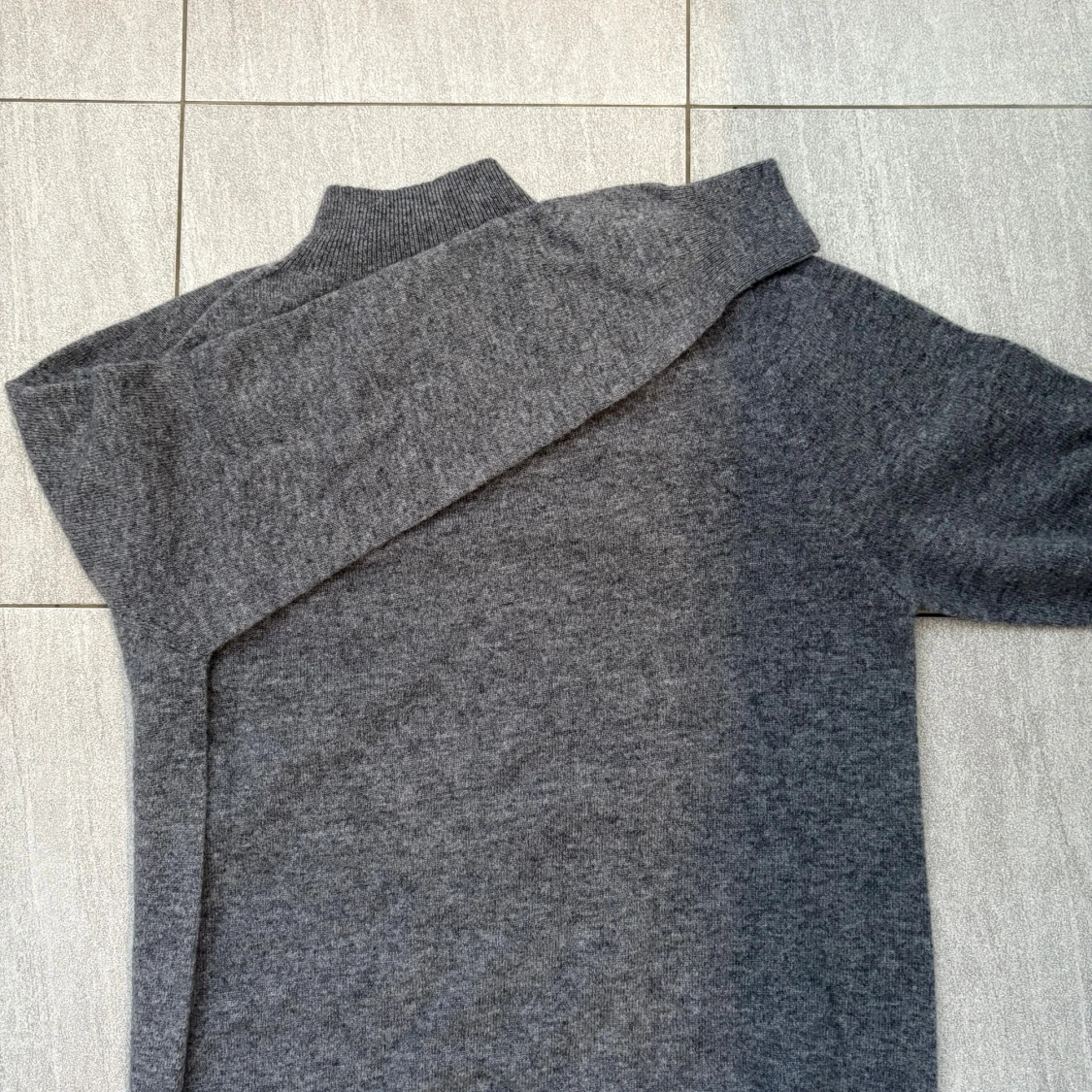 Grå stickad polotröja - 2