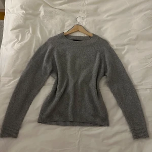 Grå stickad tröja  - Super fin stickad tröja från veromoda🩷 använd fåtal gånger! Så är i bra skick 