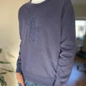 Ralph lauren tröja.  - En marinblå Ralph lauran tröja. Med den traditionella häst ikonen. Hyfsat bra skicka använd ganska mycket men inga defekter. Skick 7/10