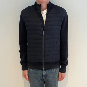 Moncler cardigan  - Skick: 8/10 (finns lite hål vid slutändan av ena armen) 