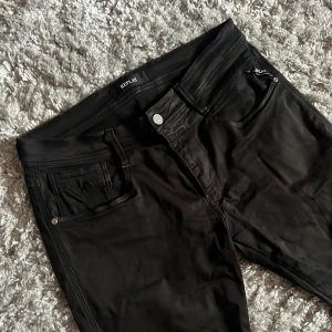 Replay Anbass Slim Fit Jeans - Säljer dessa snygga Replay Anbass hyperflex som har en slim passform. De är i storlek 32/32. Men de har tyvärr defekt längst ner vid foten se bild 5, som inte syns vid användning. Bara att skriva över frågor och funderingar.