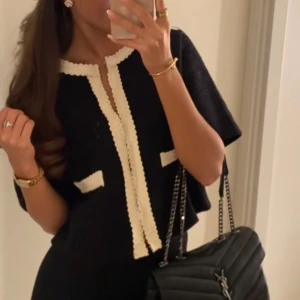 Svart topp med vita detaljer - Lånad bild, väldigt fin🖤🖤✨✨