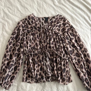 Leopardmönstrad blus med knyt från Lindex  - Leopard blus från Lindex i storlek S. Den är som en ”kofta” eller vad man ska säga men man knyter den med två rosetter framtill. Använd 1 gång och har aldrig kommit till användning efter de. 🐆🐆