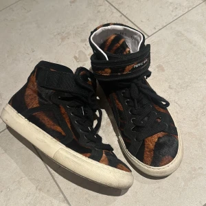 Pierre Hardy fur sneakers - Coola sneakers som endast är använda fåtal gånger! Jättefint skick och bekväma. Det verkar vara som om att det är storlek 35 men tror inte att det motsvarar en storlek 35 i Sverige, skulle mer säga att det är en 36:a 