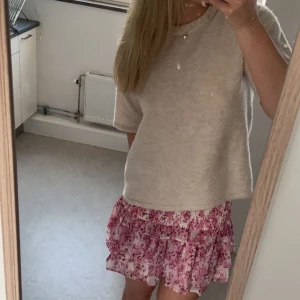 Stickad T-shirt - Fin stickad t-shirt från selected Femme. Storlek M. Bra skick.