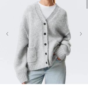 Grå stickad kofta från Weekday - Säljer denna ljusgråa stickade koftan från weekday. Storlek xs men oversized så passar en s/m. Aldrig använd och lappen sitter kvar.   Nypris: 670kr ❤️