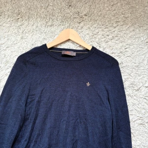 Marinblå Merinoullströja från Morris - Säljer en riktigt grisch marinblå merinoullströja från Morris. Bra skick inga defekter.