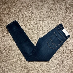 Replay anbass slim fit jeans w30 herr  - Replay anbass i slim passform. Liten defekt i grenen annars nytt skick. Storlek W30. Rikigt sköna jeans, kan mötas sthlm annars postas dem samma dag som köp eller dagen därpå🙌💯