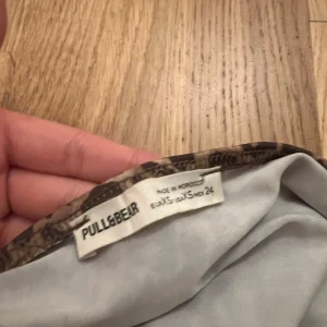 Leopard-tubtopp från Pull&Bear - Säljer denna jätte fina Leopard-tubtoppen ifrån pull&bear. Den har använts 1 endaste gång och är i bra form Och skick! Dock så sitter den ganska tajt så skulle säga att den fungerar för xs/xxs