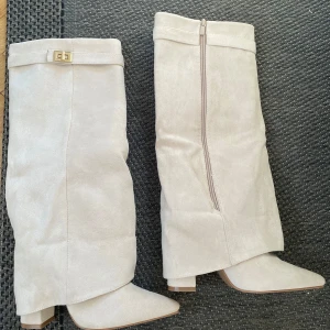 Beige boots - Säljer mina superfina beiga boots, på bilderna jag tagit ser dem väldigt ljusa ut nästan vita, men i verkligheten är dem mer beige som man ser på den sista bilden. Dem är oanvända endast provade, säljer då storleken tyvärr inte passade, storlek 37!💓