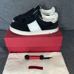 Valentino Flycrews - Ett par snygga Valentino Garavani flycrews I svart. De är I storlek 39,5 men passar lika bra för 40. Hör av dig vid frågor!