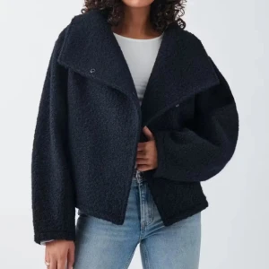 Teddyjacka från gina🩷🩷🩷 - Mysig mörkblå teddyjacka med bred krage och oversized passform. Jackan har långa ärmar och stängs med knappar framtill. Perfekt för dig som gillar en chill och trendig look under höst och vinter. Materialet är fluffigt och ger en cool vibe🩷🩷🩷🩷