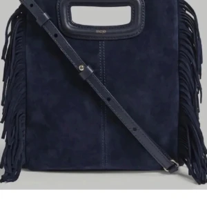 SÖKER NÅN AV DESSA TVÅ Maje axelväska i mocka  - Söker antingen mörkblå eller svart. Väldigt intresserad. Skriv om du säljer eller vet någon som gör för rimligt och bra pris💞