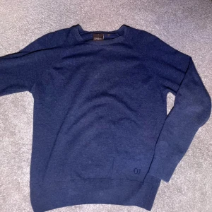 Mörkblå tröja från Oscar Jacobson - Säljer en snygg stickad blå tröja från Oscar Jacobson. Tröjan är i storlek S men passar även M. Tröjan är använd men i gott skick, nypris ligger på ungefär 1299. Pris kan diskuteras. Hör av er vid frågor!