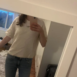 Vit stickad T-shirt  - Säljer en cremevit stickad T-shirt från gina