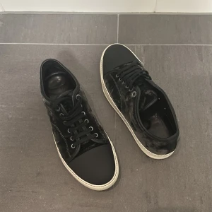 Lanvin sneakers/ sammet - Perfekt och unika lanvin i sammet material, skick: 10/10 inte ens tvättade, nypris: 5000kr, mitt pris är diskuterbart, storlek uk5 men passar 40-41, bara att höra av dig om du har frågorna