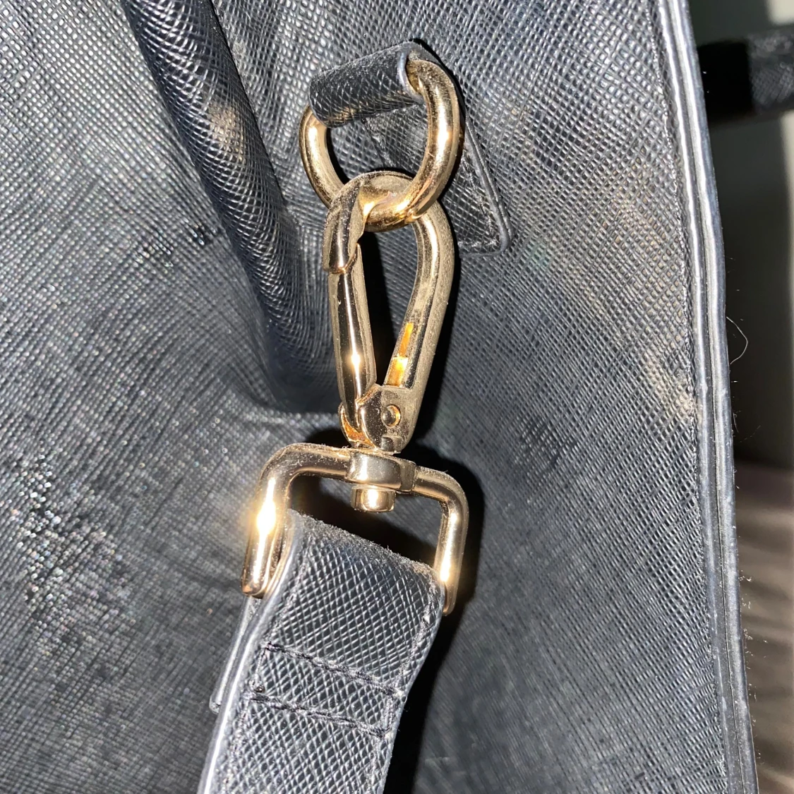 Svart axelväska med gulddetaljer - 1