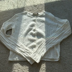 Kabelstickad brandy Melville kofta - Super söt liten kofta från brandy Melville! Den är jätte fin som en tröja eller över en klänning🩷