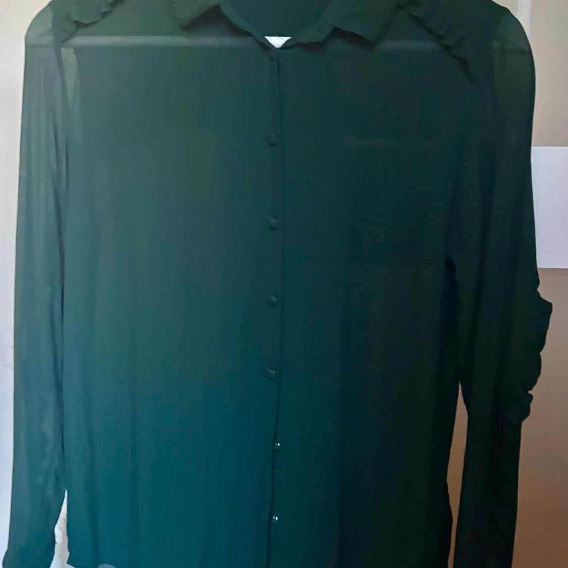 Mörkgrön blus med volang från Second Female