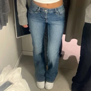 Weekday arrow blå jeans straight fit - Säljer ett par weekday jeans i ljusblå tvätt. Jeansen har rak passform, låg midja och fem fickor. Perfekta för dig som gillar en avslappnad och tidlös look. Färgen ser man bäst i den första bilden💓. Accepterar de flesta buden!