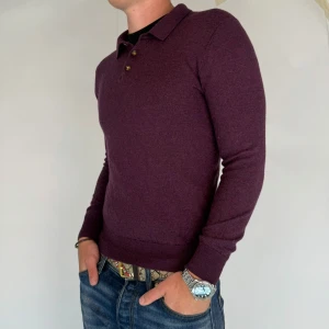 John Henric Rugbytröja Merinoull - Nu har vi nöjet att erbjuda en exklusiv Rugbytröja från det välrenommerade märket John Henric. Tröjan är i storlek Medium och är i mycket gott skick utan några synliga defekter. Modellen på bilden är 180 cm lång och väger 75 kg, vilket kan ge en uppfattning om passformen