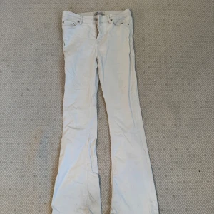 Vita bootcut jeans zara - Vita bootcut jeans från Zara i storlek 36 men väldigt stretchiga. Jeansen är lite slitna längst nere vid benen som syns på bilden. ☺️