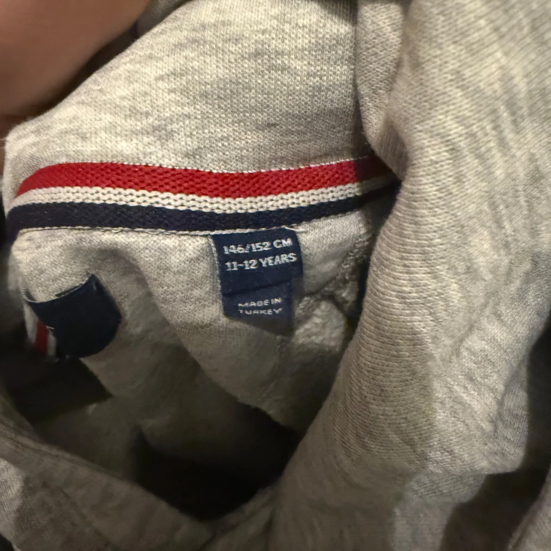 Grå hoodie från GANT med logga - 1