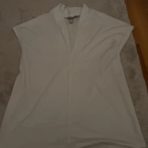 vit blus - Vit blus knappt använd.💗