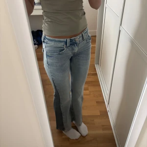 Ljusblå flare jeans från H&M, stl 36 - Säljer ett par ljusblå flare jeans från H&M i storlek 36. Byxorna har låg midja och full längd, de är helt nya och aldrig andvända, även slutsålda på hemsidan 