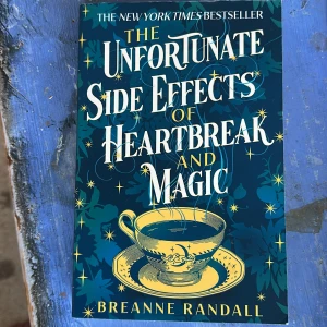 The Unfortunate Side Effects of Heartbreak and Magic - En New York Times-bestseller med en magisk och mystisk känsla. Perfekt för dig som gillar berättelser om hjärtesorg och magi, med en snygg omslagsdesign som lockar unga vuxna.
