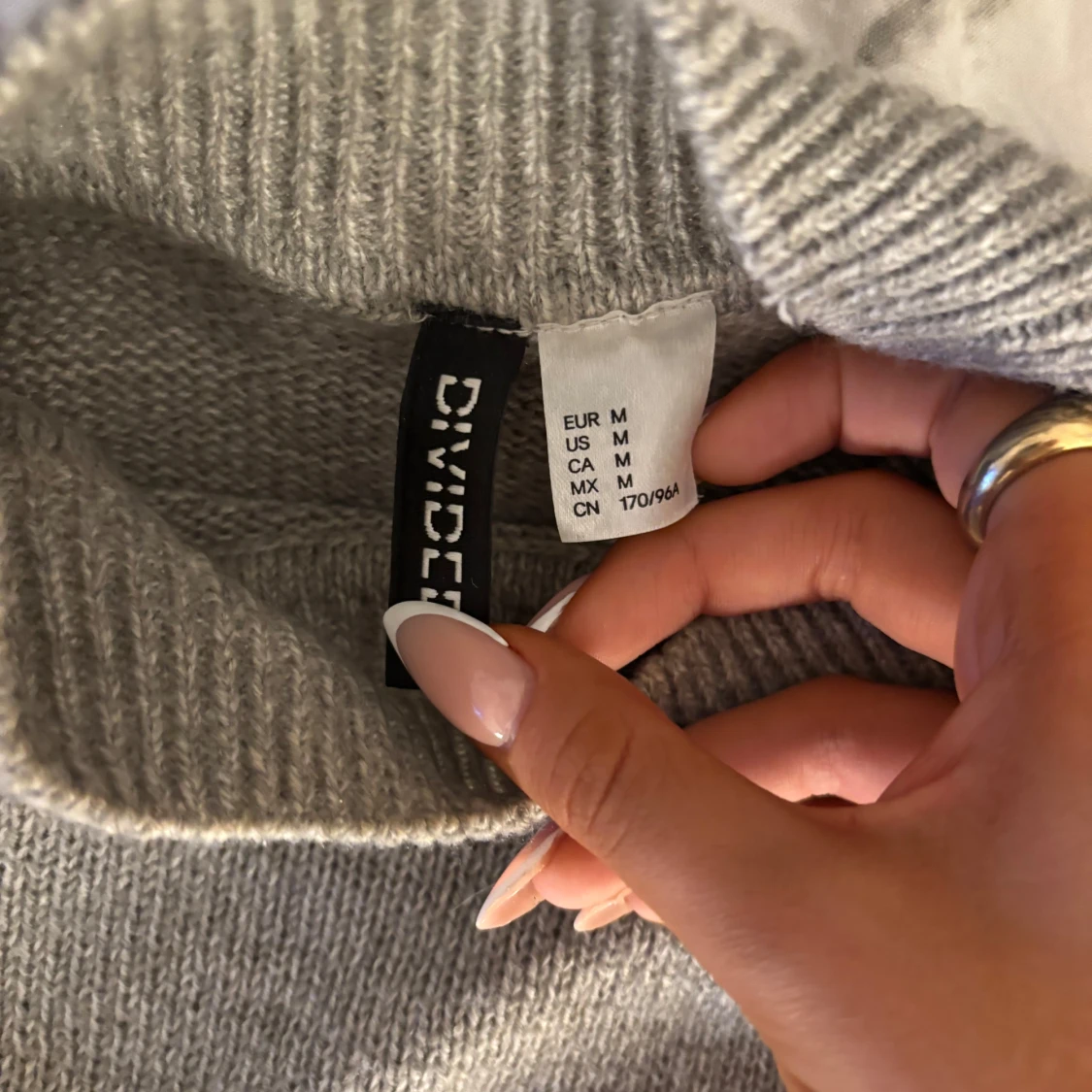 Grå stickad tröja från Divided - 1